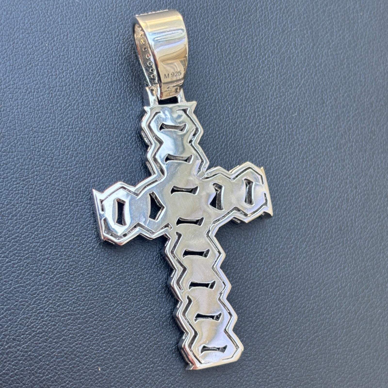 925 Sterling Silver Cuban Prong Cross With Moissanite - Medium